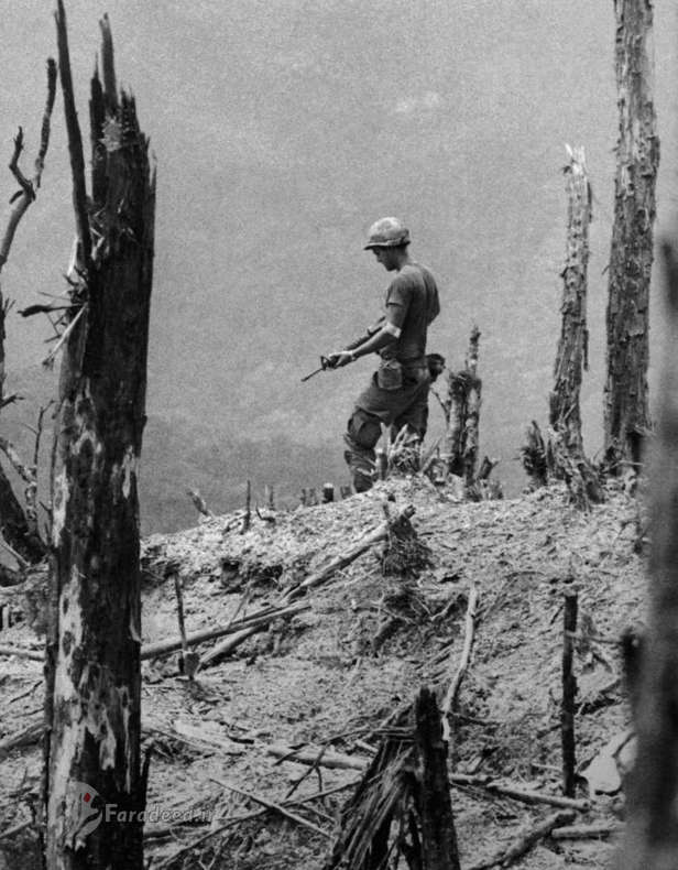 1972- یک سرباز تنها یک سرباز آمریکایی در طول جنگ ویتنام بااحتیاط بر روی تپه‌ای ویران‌شده از جنگ قدم برمی‌دارد. 