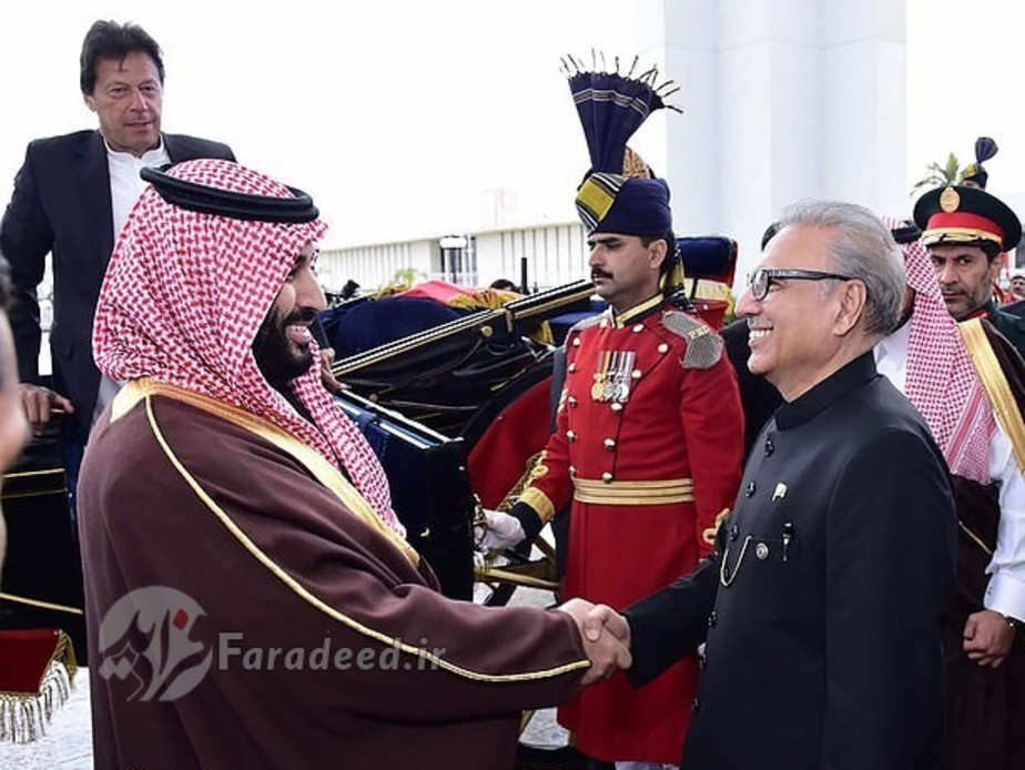 عارف علوی، رئیس جمهور پاکستان با شاهزادهی عربستانی دست می دهد.