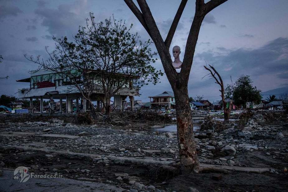 تصویر ویرانههای به جا مانده از سونامی در اندونزی که حداقل ۲۵۵۶ نفر جان خود را ازدست دادند و ۴۶۲۱ نفر به شدت مجروح شدند