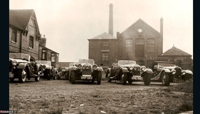 چندین خودروی مورگان که در محوطه کارخانهی مالورن پارک شدهاند