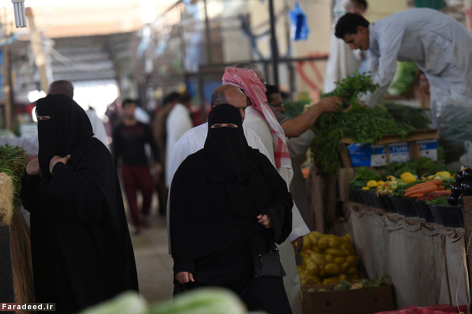 دو زن برقع پوش در بازر میوه و تره بار ریاض