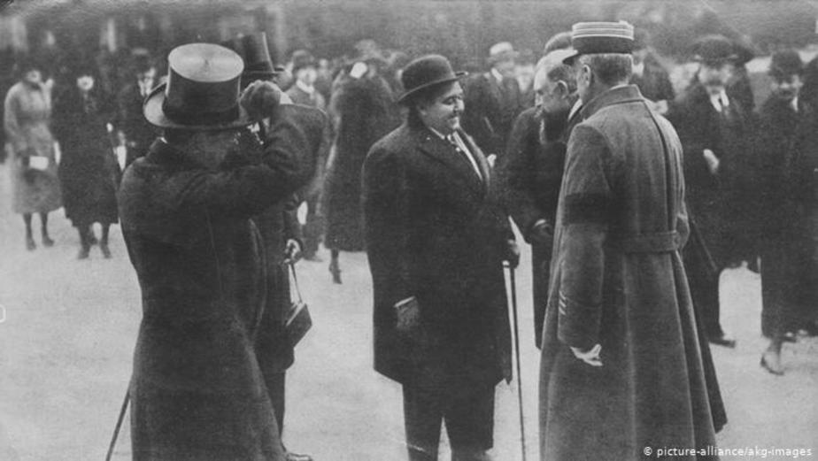 احمد شاه قاجار در میدان اسب دوانی پاریس. تاریخ: ۱۹۲۲ میلادی 