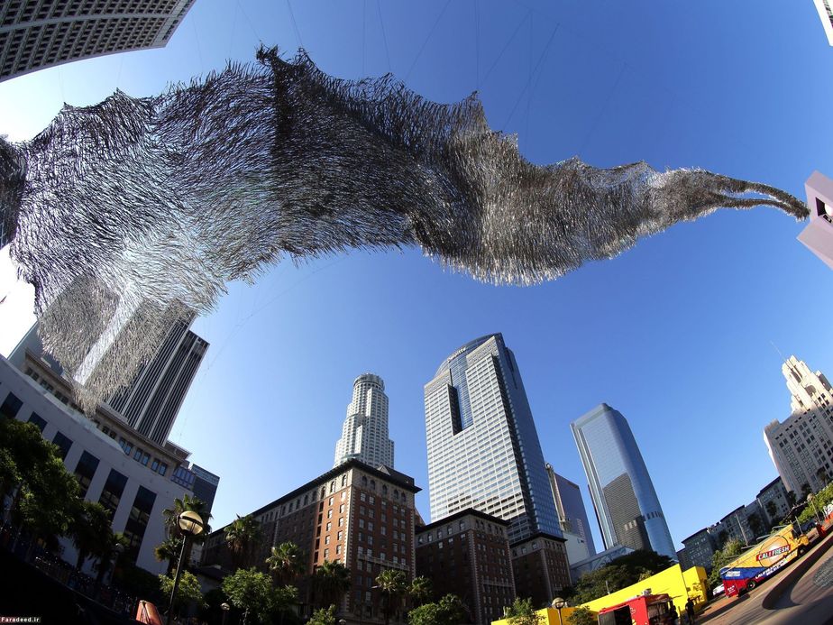 سایبان نقره‌ای متحرک در باد تکان می‌کند؛ لس آنجلس