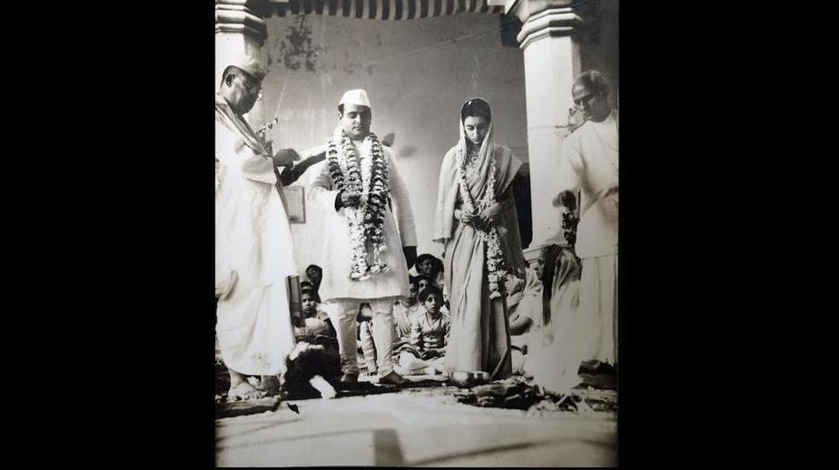 ایندیرا گاندی و همسرش (فیروز گاندی) در مراسم ازدواجشان در سال هزار و نهصد و چهل و دو