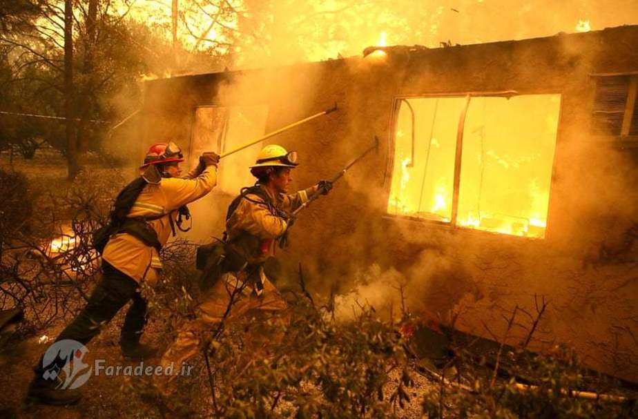 مأموران آتش نشانی در حال خاموش کردن آتش و جلوگیری از پخش شدن آن در سطح وسیعتر (در کالیفرنیا) هستند