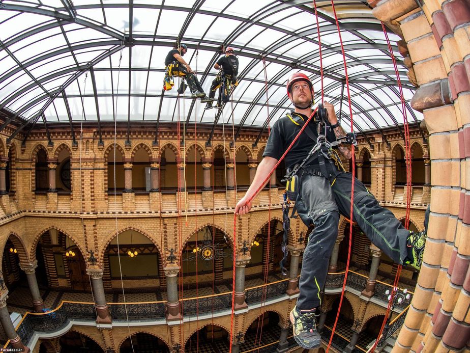 تمیز کردن سقف شیشه‌ای دادگاه؛ روستوک، آلمان