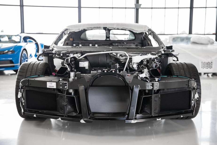 حتی بدون نصب پنل‌های بدنه، از روی شکل نمادین نعل اسبی رادیاتور جلو می‌توان تشخیص داد که با یک خودرو بوگاتی مواجه هستید 