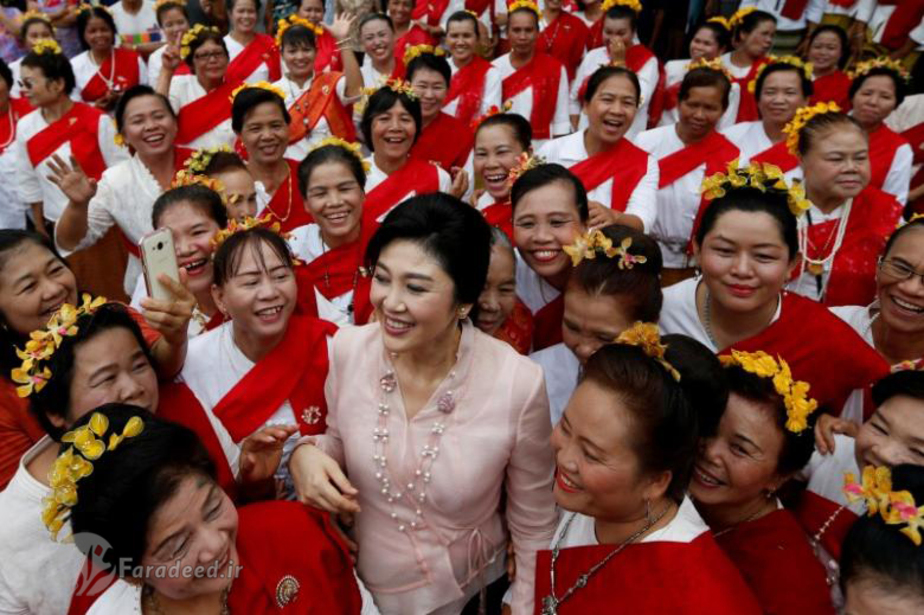 شیناواترا در جمع زنان هوادار خود در 