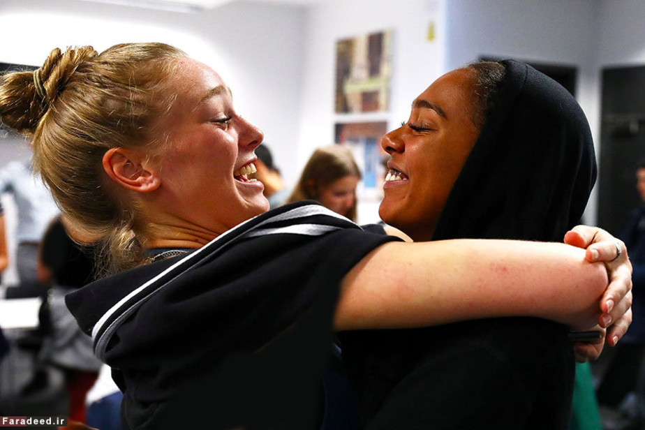 واکنش دانش‌آموزان پس از دریافت نتایج عالی در دبیرستانی در لندن 