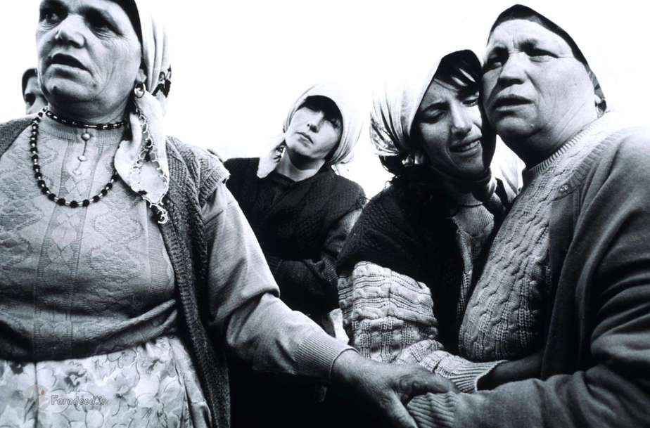 1998- جنگ کوزوو زنان در حال عزاداری برای یک سرباز ارتش آزادیخواه کوزوو که در حال پاک‌سازی زمین‌های مین در کوزوو، یوگسلاوی جان خود را از دست داد.