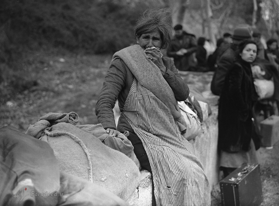زن آواره اسپانیایی در منطقه مرزی با فرانسه منتظر است تا مجوز ورود به خاک این کشور به او داده شود.