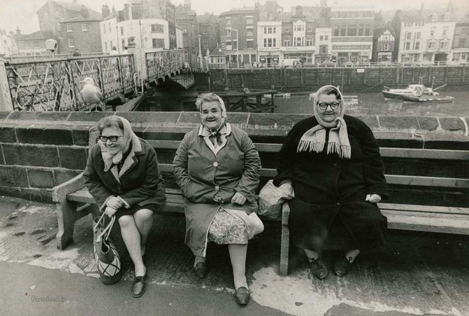  زنان در کنار دیوار اسکله در یورکشایر شمالی، آوریل سال 1969. 