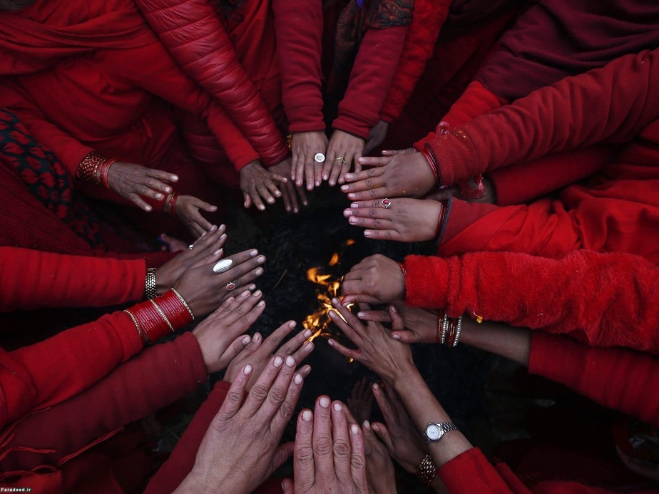 گرم شدن هندوها پس از مراسم سنتی در رودخانه؛ نپال