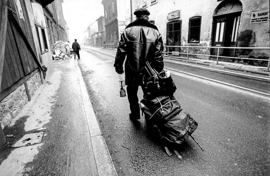 1993- فرار از سارایوو مری در حال فرار با چمدانش در طی جنگ در سارایوو، بوسنی. در این جنگ که یکی از بزرگ‌ترین درگیری‌های اروپا پس از جنگ جهانی دوم محسوب می‌شود، نزدیک به 2.2 میلیون نفر آواره و تقریباً صد هزار نفر کشته شدند.