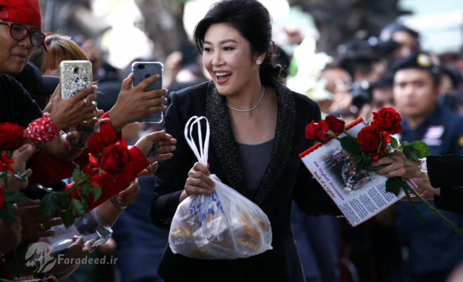 استقبال هواداران شیناواترا از او پس از خروج از دادگاه عالی تایلند. جولای 2017. 