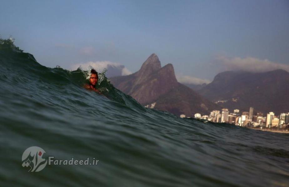 پسری در حال شنا کردن در ریو دو ژانیرو، برزیل