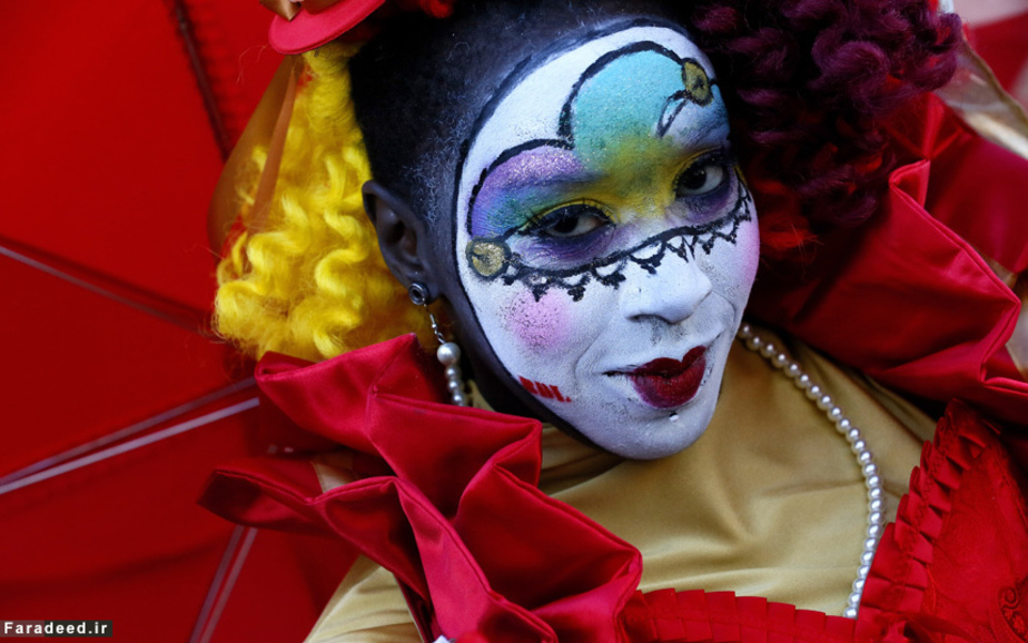 یکی از شرکت‌کنندگان در جشن ماردی گرا در نیواورلئان Jonathan Bachman/Getty Images