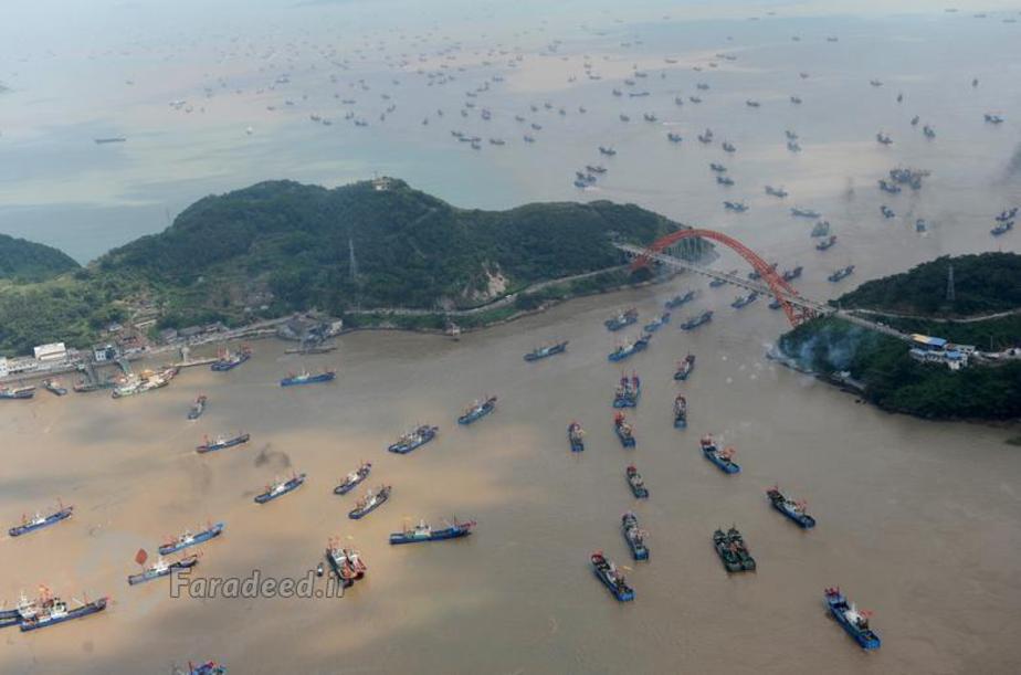 قایق های در حال حرکت برای ماهیگیری. در استان ژجیانگ.