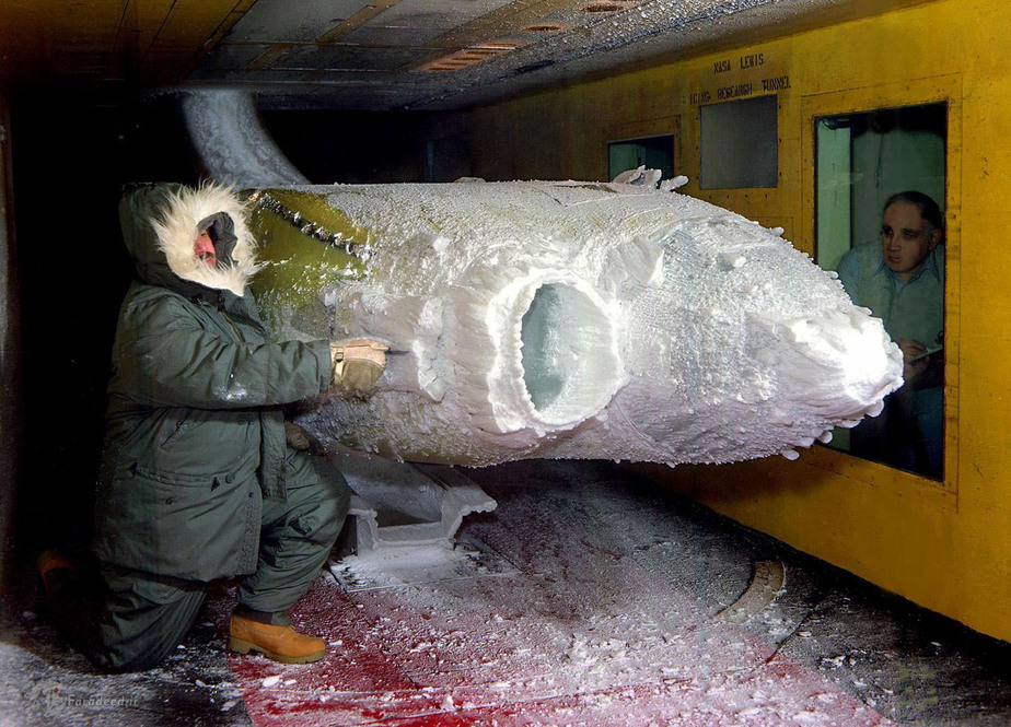 یک محقق در سال 1983 در یخچال موتور توربوپراپ در یك تونل تحقیقاتی یخ زدگی یخ را بررسی می كند.