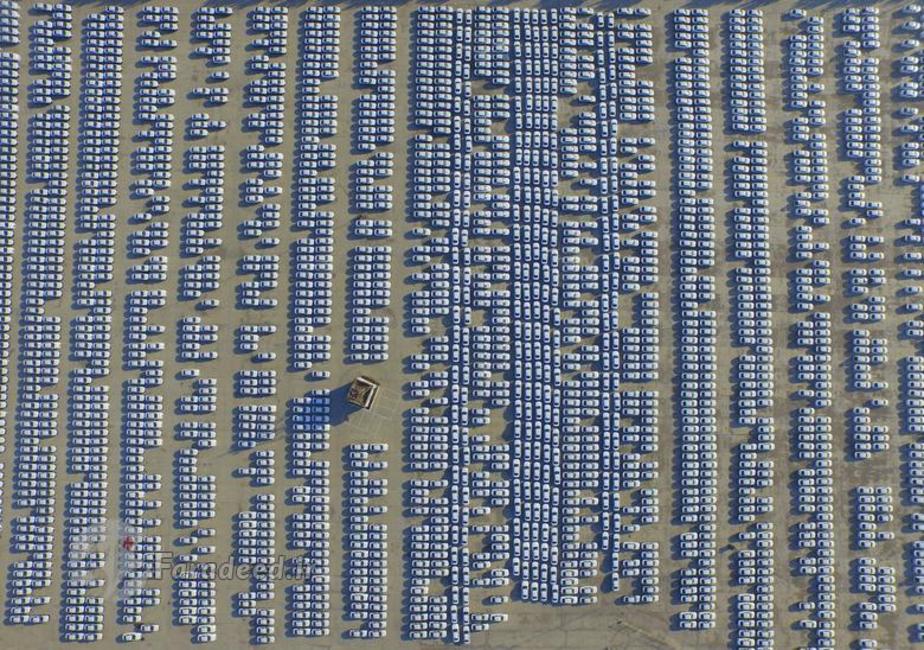 تصویر هوایی ماشین های شرکت آئودی را در یک پارکینگ رو باز در شانگچون، استان جیلین نشان می دهد.