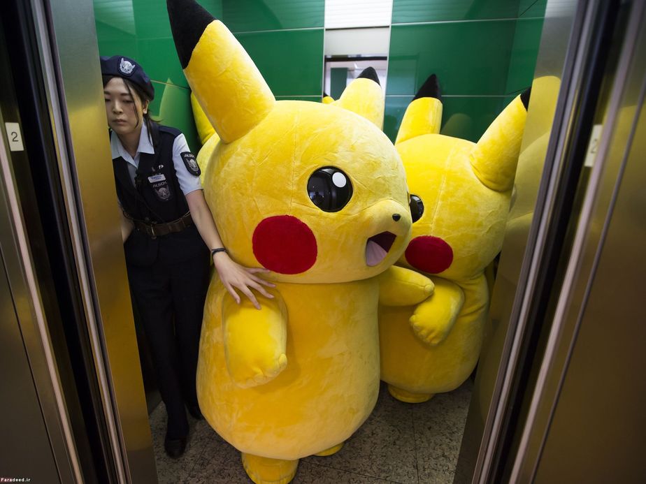 شخصیت‌های بازی رایانه‌ای پوکمون در آسانسور؛ یوکوهاما