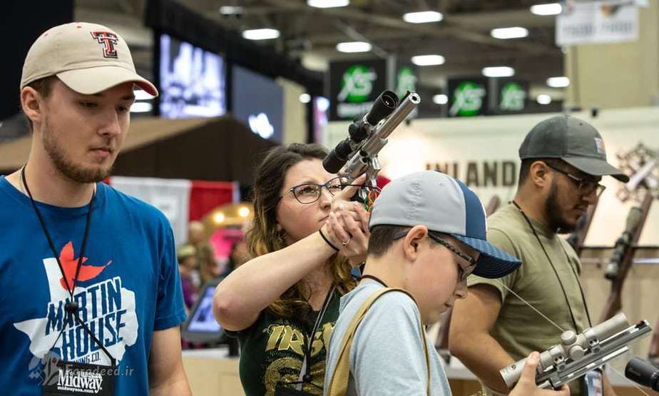 یک خانواده به صورت دسته جمعی سلاح های مختلف را مورد بررسی قرار می دهد