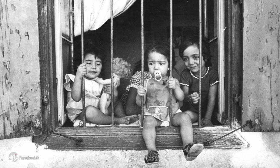 کودکان در حال تماشای سربازان ترک که در حمله ترکیه به قبرس در جولای سال 1974 در حال رژه نظامی هستند. 