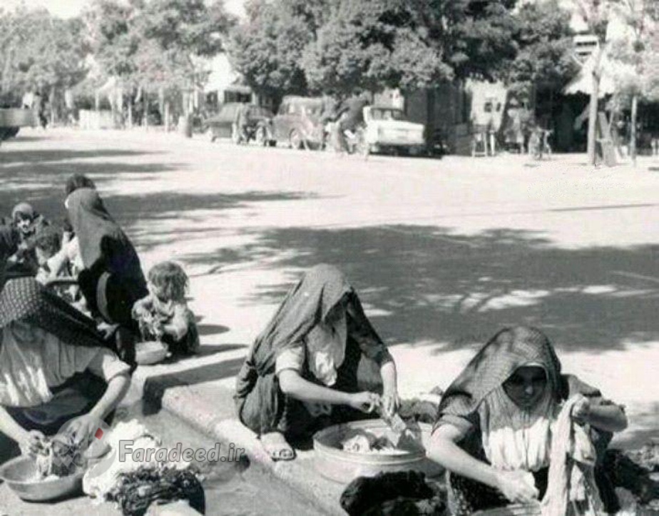 رختشویی زنان در جوی خیابان شهباز - ۱۳۵۴