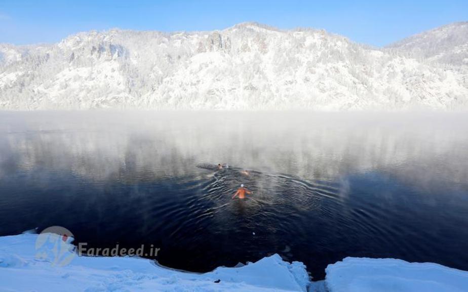 اعضای یک باشگاه شنای زمستانی به نام «دلفین» در آب های سرد رودخانه ی یی نی سی ای Yenisei River شنا می کنند. آن ها اهل شهری در منطقه ی سیبری به نام زیوناگورسک Divnogorsk هستند که هر هفته جلسات تمرین شنا در آب های یخی دارند. 