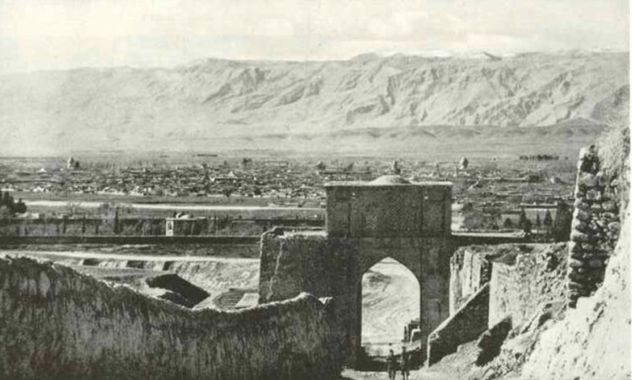 نمایی از شیراز از بالای دروازه قرآن 
