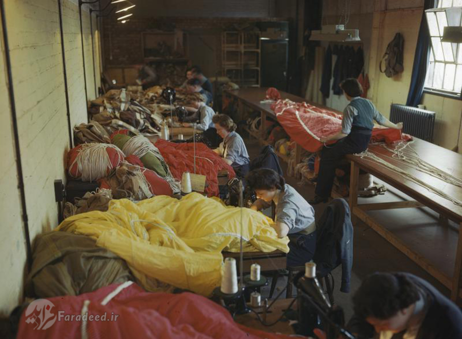 زنان در حال کار در یک کارگاه دوخت چتر نجات برای نیروی هوایی بریتانیا. می سال 1944