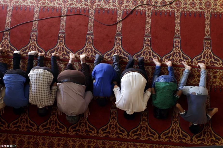 نماز مهاجران در مسجد؛ آتن، یونان
