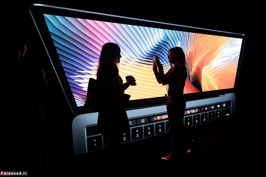 عکس مقابل نسخه آزمایشی مک بوک در کوپرتینو، کالیفرنیا