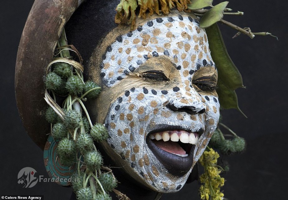 اعضای قبیله اومو به نشان دادن احساسات از طریق میمیک صورت معروفند. آن ها احساسات خود را به هیچ عنوان پنهان نمی کنند و اغلب از طریق رقصیدن و آواز خواندن آن را ابراز می کنند. البته همه زنان از پرسینگ لب استفاده نمی کنند زیرا عملی بسیار دردناک است. 