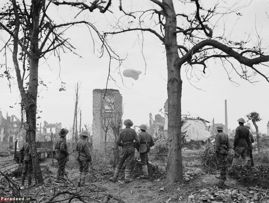 سربازان استرالیایی در حال تماشای پرواز بالون ها در جبهه بلژیک. سال 1917