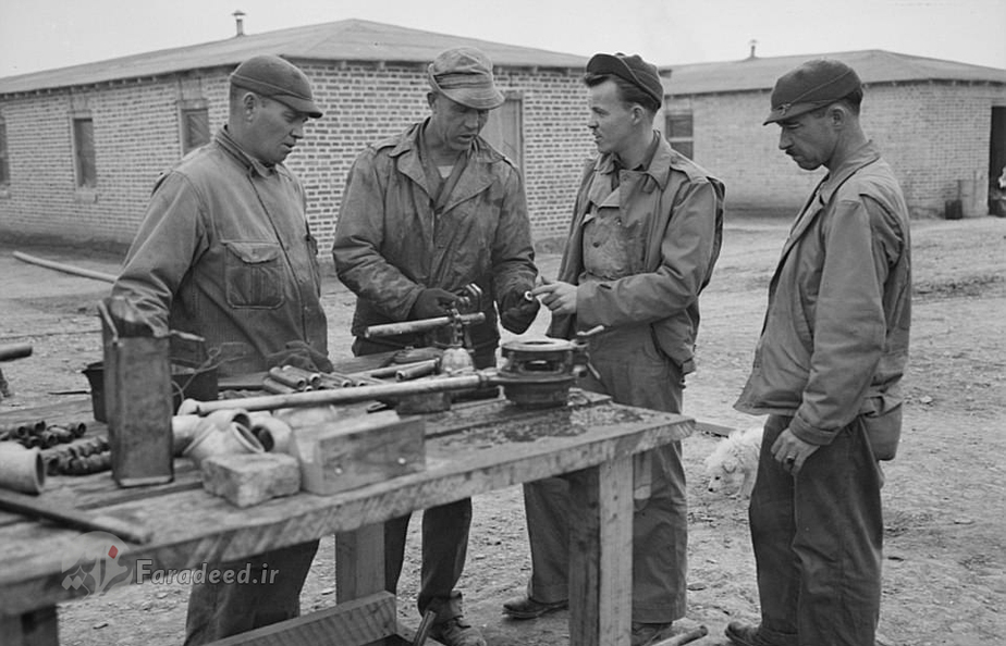 نیروهای پشتیبانی متفقین در حال تعمیر و ساخت ادوات جنگی در پایگاه کتفقین در تهران