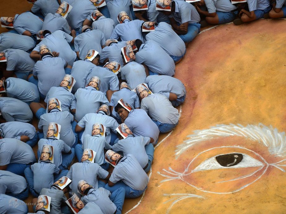 هند| پسران مدرسه‌ای در هند به مناسبت هشتاد و ششمین سالروز تولد ابوبکر زین‌العابدین عبدالکلام، رئیس جمهور پیشین هند در شهر چنای دور هم جمع شده اند. عبدالکلام، رئیس جمهور پیشین و از دانشمندان مطرح هند، نقشی کلیدی در انجام آزمایشات هسته‌ای هند داشت. او در سال ۲۰۱۵ در گذشت