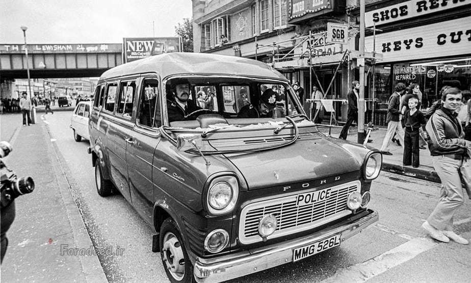 خودروی ون پلیس که شیشه هایش شکسته شده است.