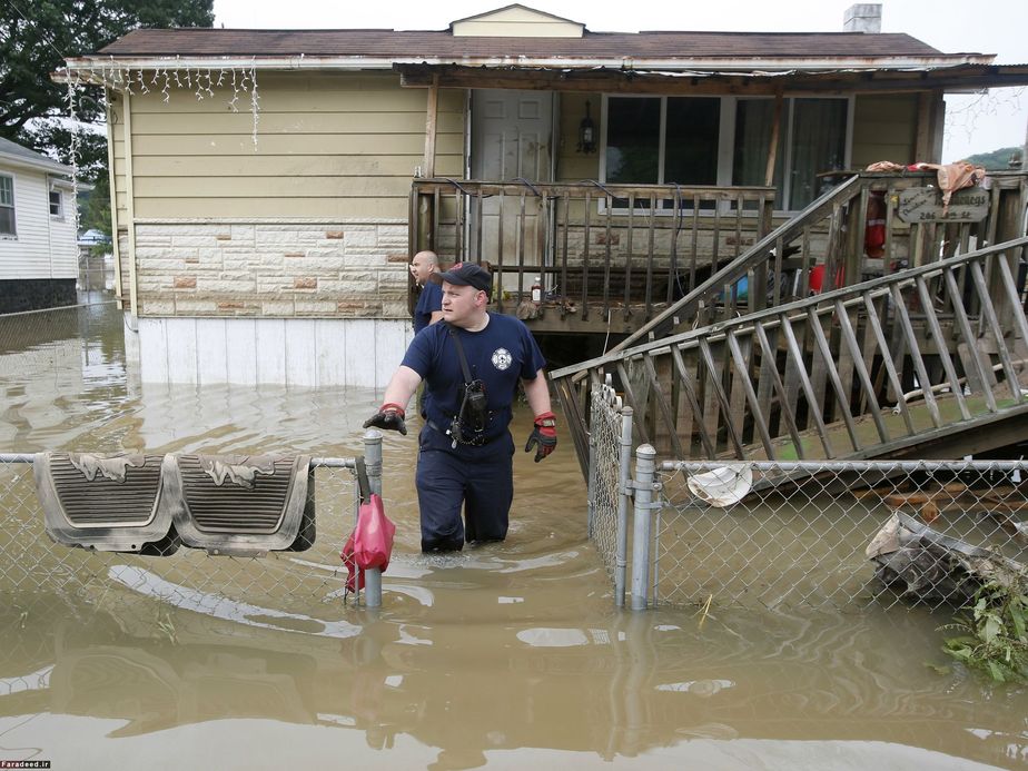جستجو در خانه‌های سیل‌زده در ویرجینیای غربی