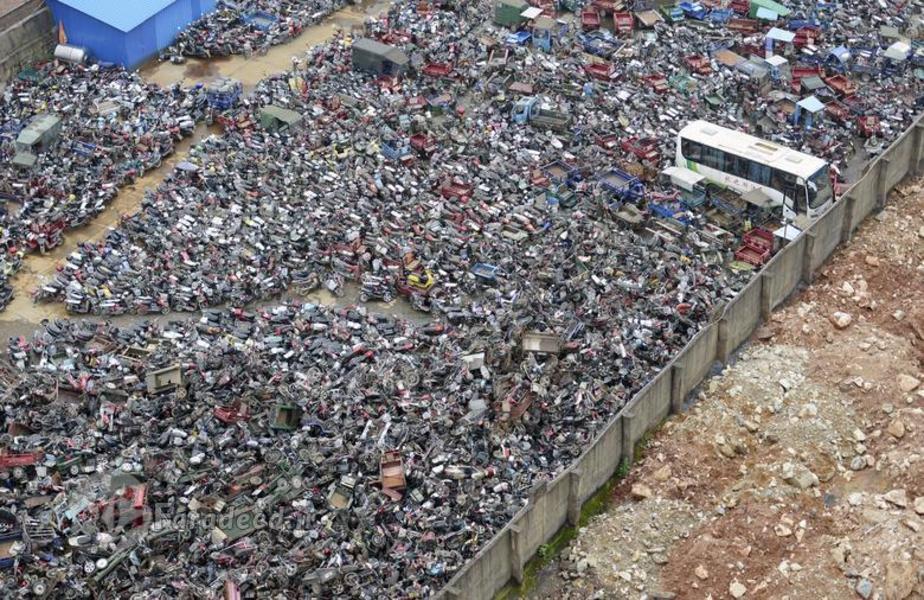 موتورهای اسقاطی در یک گاراژ اواقی در بینژو، استان هونان