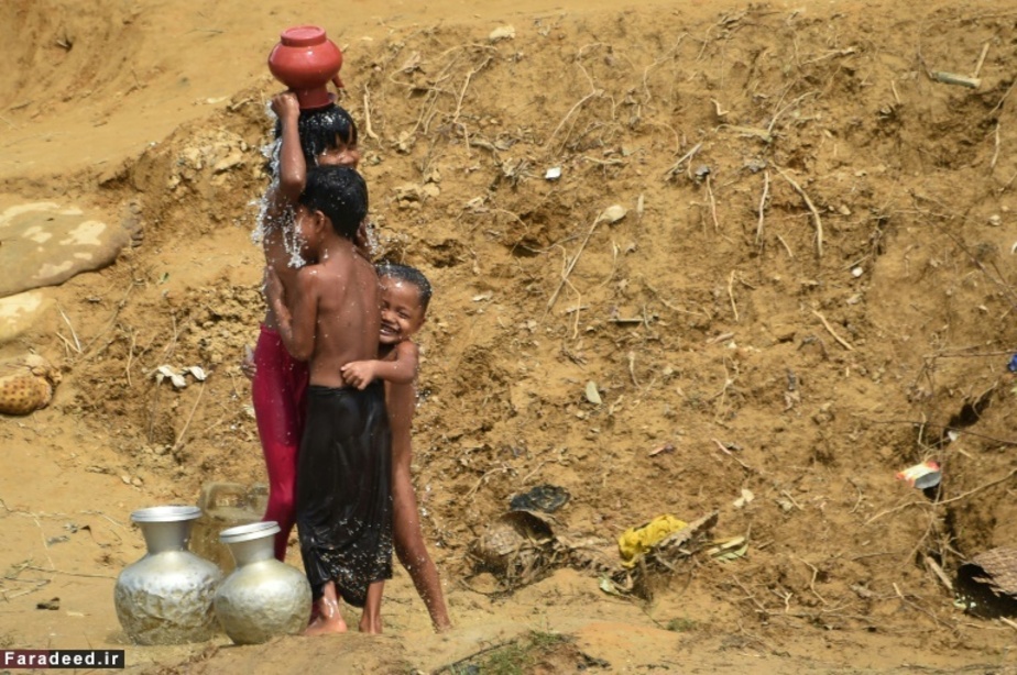 حمام کردن کودکان پناهنده روهینگیا