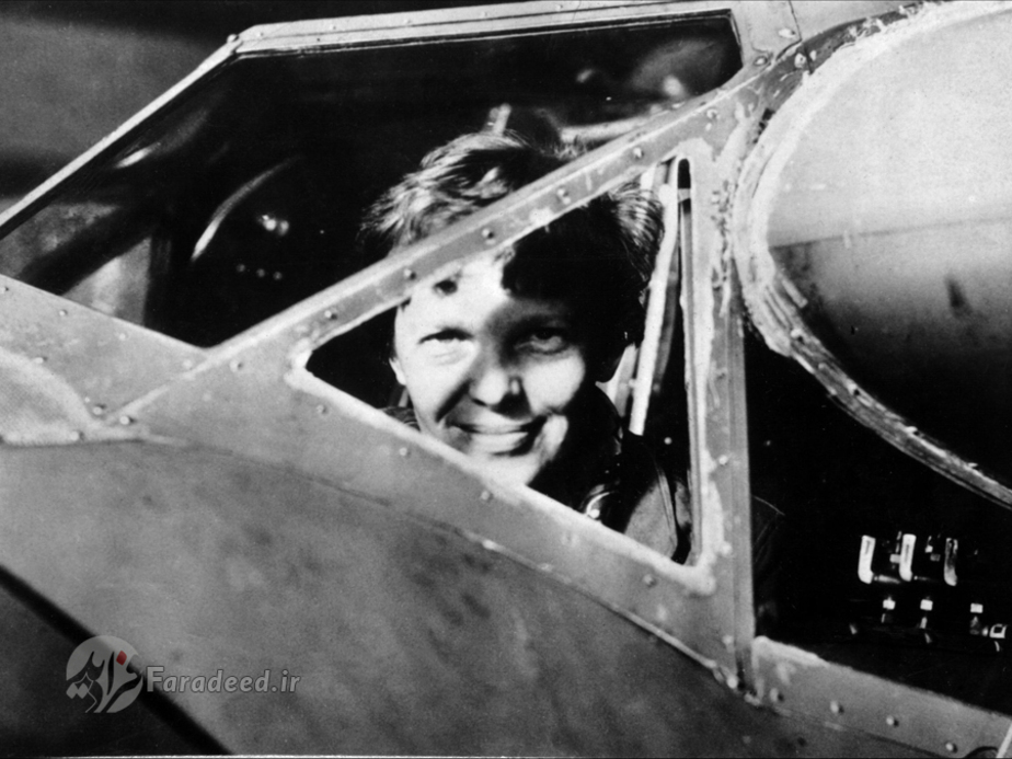 آملیا ارهارت از پنجره هواپیما به عکاس نگاه میکند؛