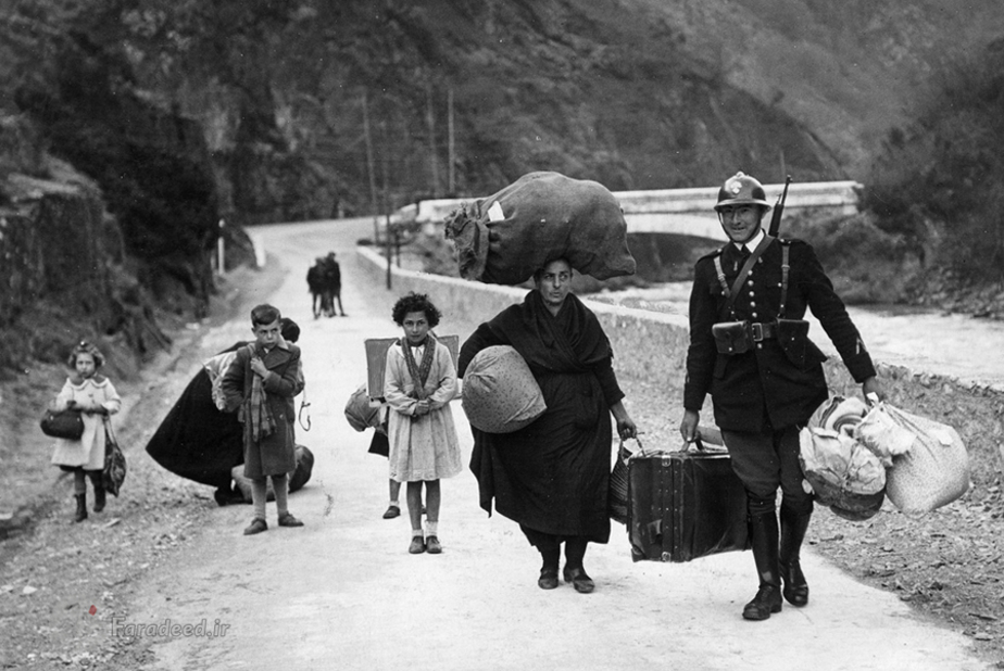 سربازان فرانسوی به آوارگان اسپانیایی کمک می کنند تا انها را به جای امن ببرند.