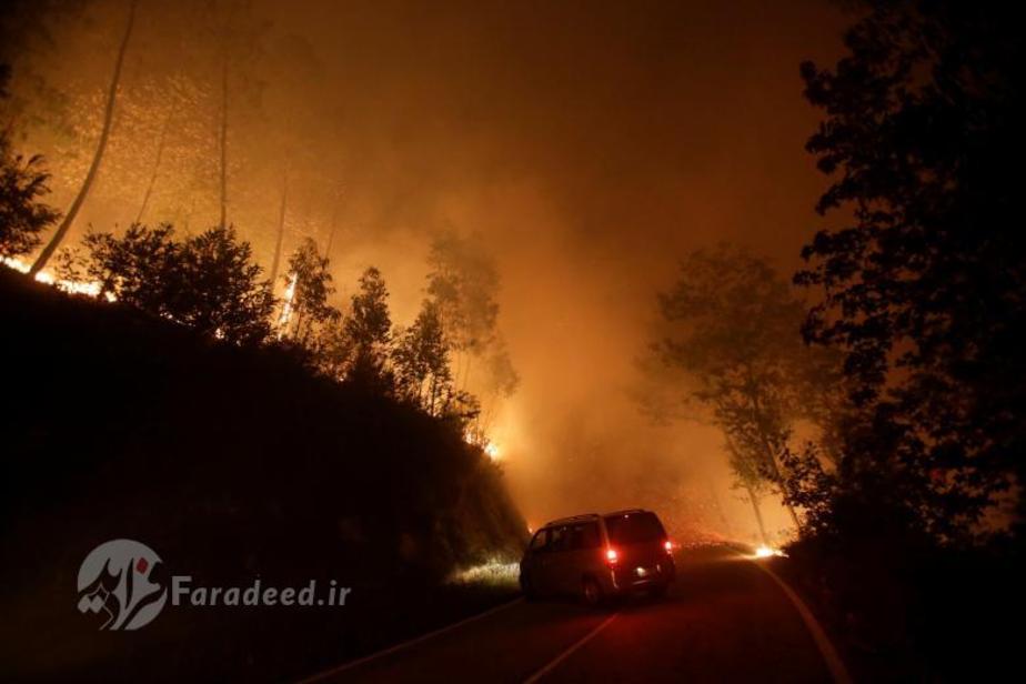 خودرویی که با مشاهده آتش در جنگل های کنار جاده ای در اسپانیا در حال دور زدن است