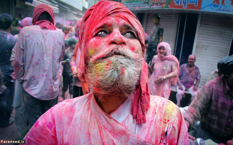 رنگی شدن مرد هندی در جشن هولی در هند