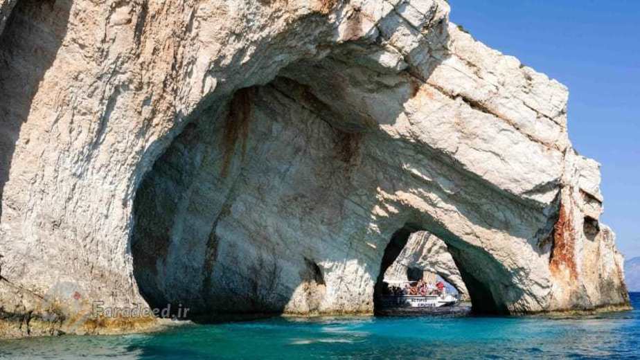 غار‌های آبی خلیج اسکیناری در یونان