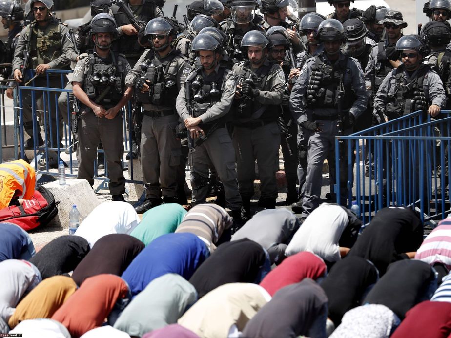 نگهبانی سربازان اسرائیل هنگام برگزاری نماز مردم فلسطین؛ بیتالمقدس