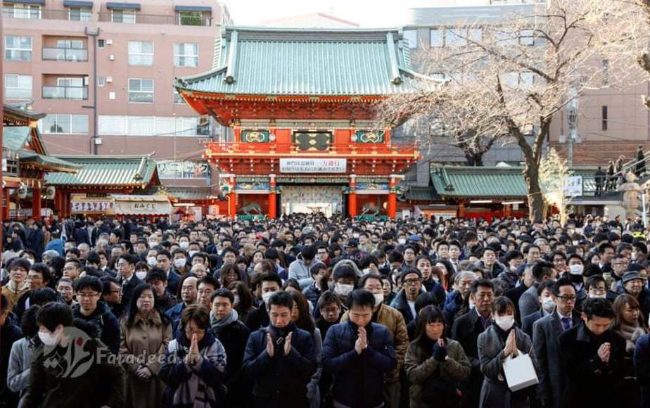 دعای مردم ژاپن برای موفقیت در کار در سال جدید.۴ ژانویه اولین روز کاری سال جدید در ژاپن است