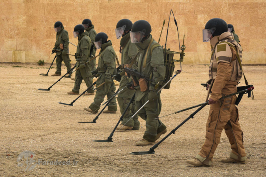 خنثی سازان مین روسیه قبل از خنثی سازی مین در «پالمیرا» سوریه