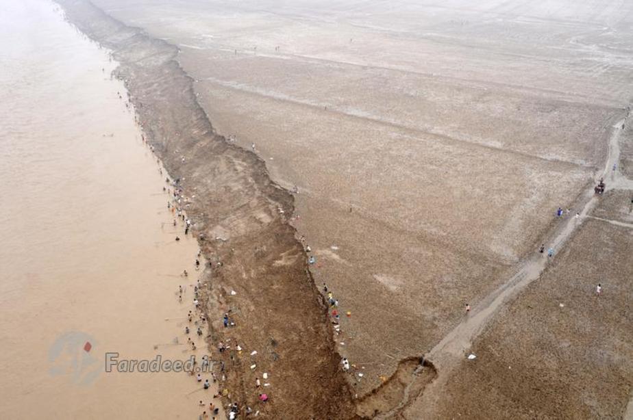 مردم در حاشیه رودخانه زرد در کنار سد سامنکسیا، ماهیگیری می کنند. استان شانکسی.